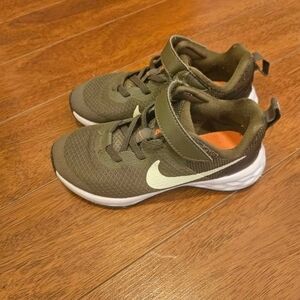 Nike Kids Sneakers in Olive and White